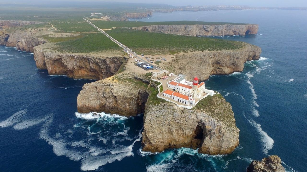 ilha rodeada de mar na costa vicentina