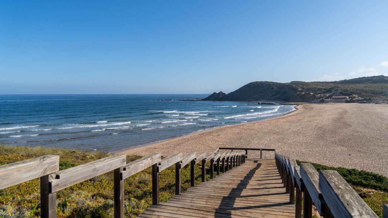 passadiço em praia na costa vicentina