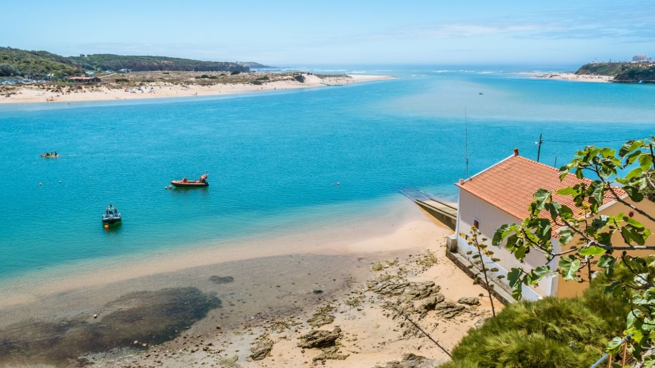 Praia com mar muito calmo na costa vicentina