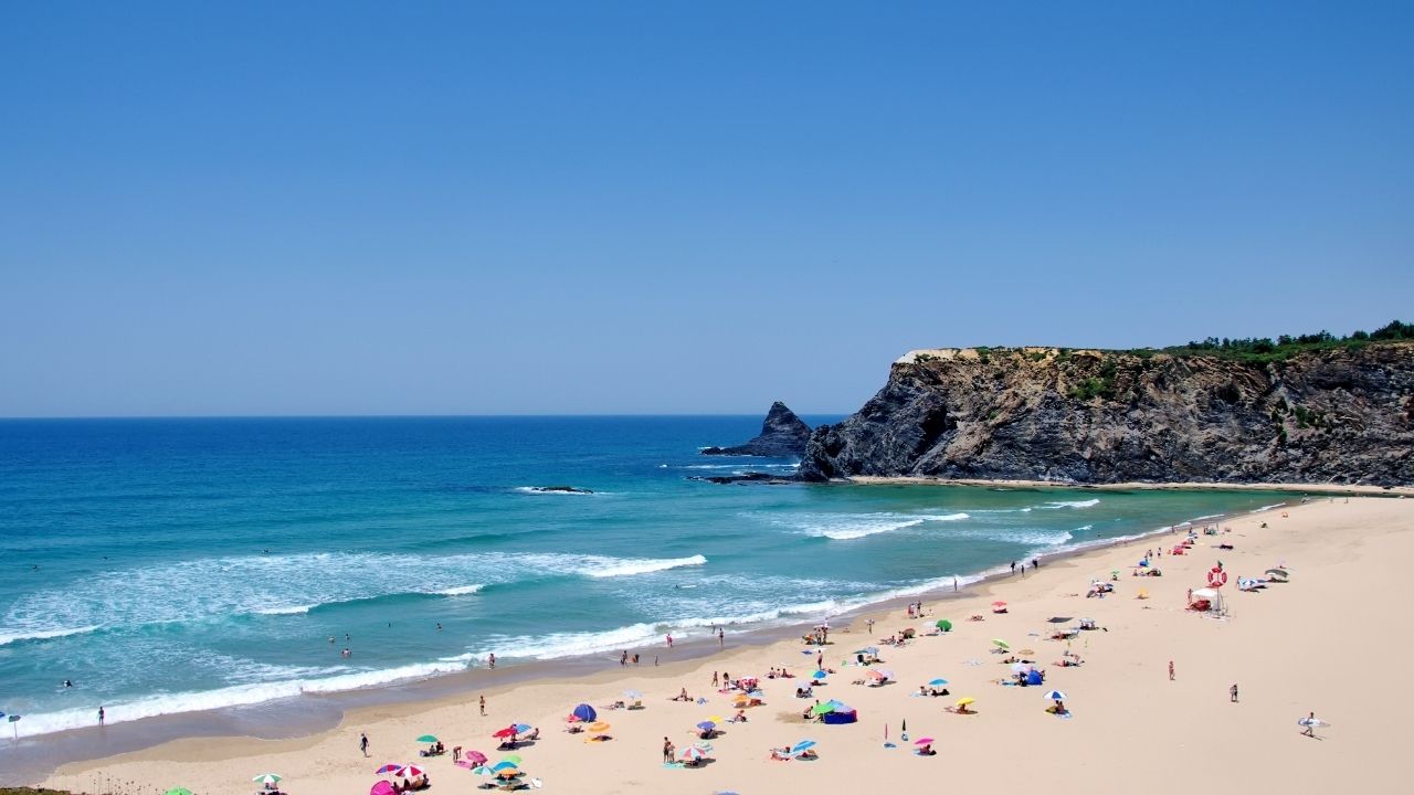 praia com muitas pessoas na costa vicentina