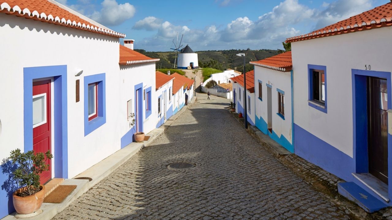 Rua com casas tipicas costa vicentina