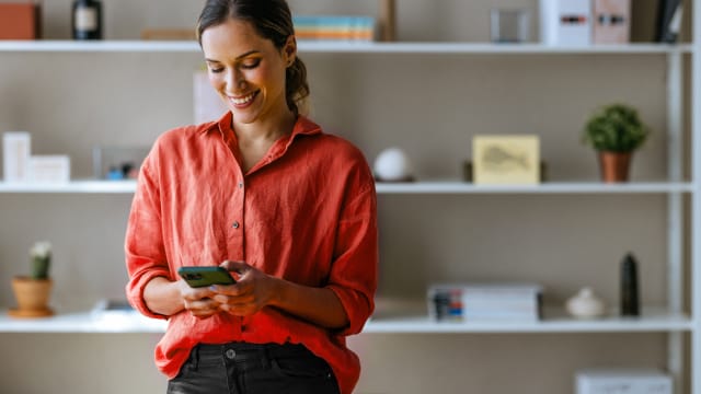 senhora a consultar fatura eletronica no telemóvel