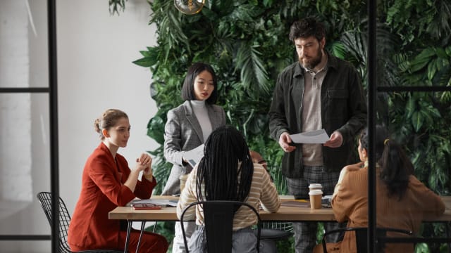 imagem de jovens empresários à volta de uma mesa