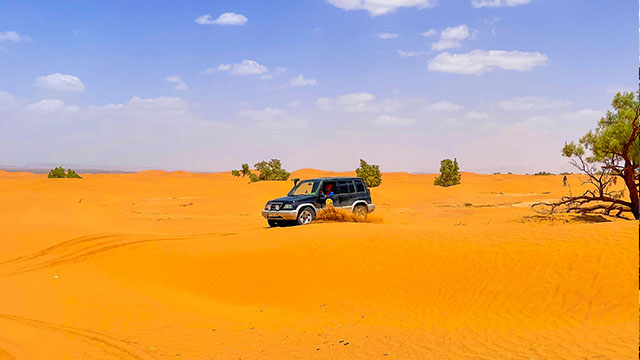 fotografia de jipe no deserto